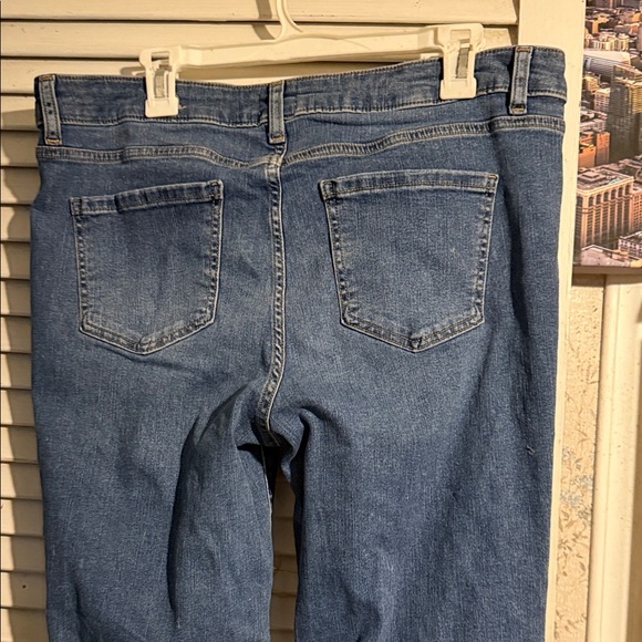 Time and Tru Mid-Wash Cropped Jeans - Picture 4 of 6